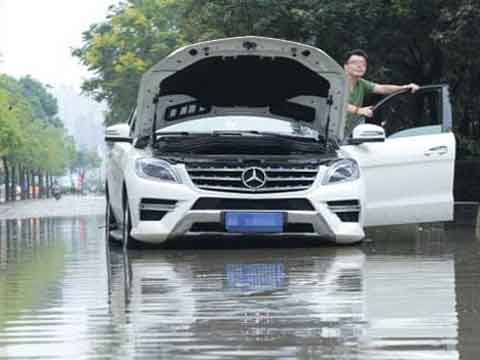 安徽25日迎来强降雨 多地雨势较强造成道路积水