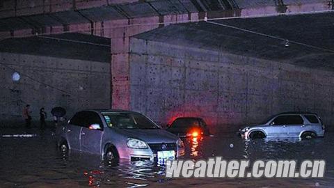 南宁暴雨来袭市区积水严重 学生骑电车涉水触电身亡