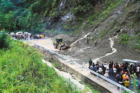 重庆持续14天降雨 造成多处公路出现山体滑坡