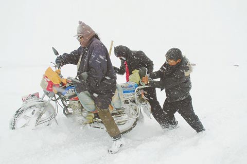 纳木错大雪冰封