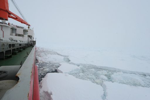 雪龙号成功突围