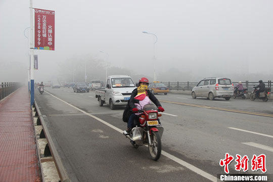 广西柳州遭遇大雾 未来一周气温持续偏低