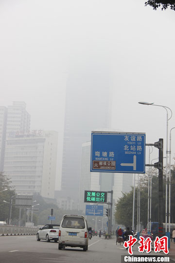 广西柳州遭遇大雾 未来一周气温持续偏低