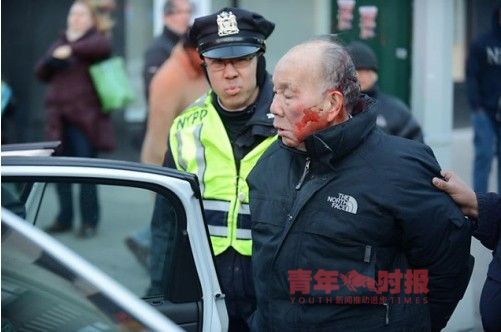 中国老人乱穿马路被抓