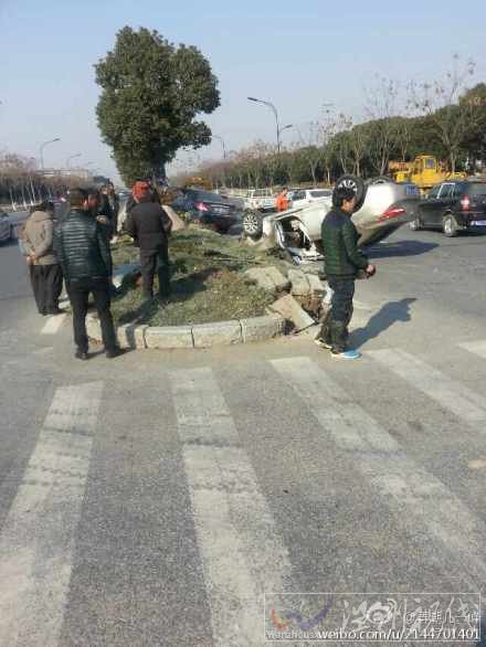 嘉兴胜利路车祸现场