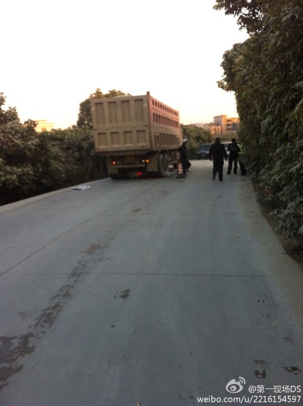 两名路人遭工程车碾压