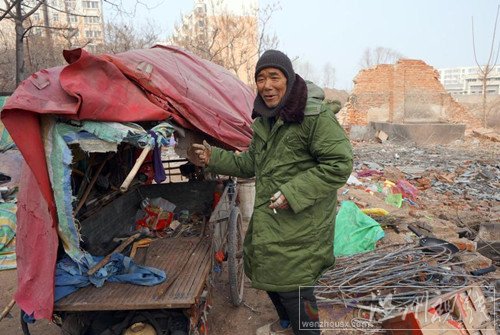 老人独自住在坟场