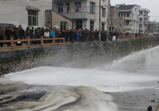 温州瓯海一河道河面着火 烧焦路边车辆