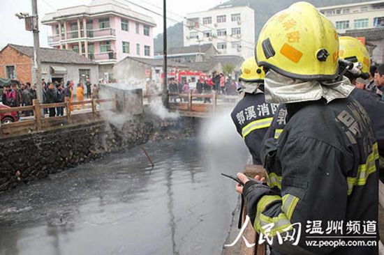 温州瓯海郭溪梅屿河河面起火