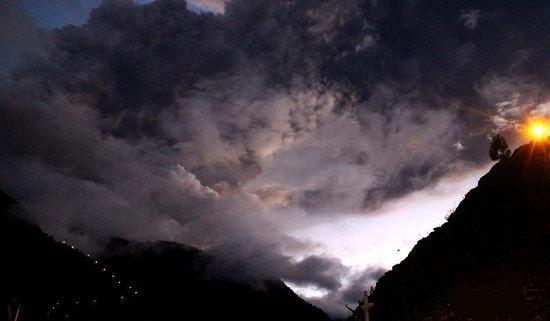 4月5日云南蒙自出现强对流天气 天空电闪雷鸣乌云蔽日