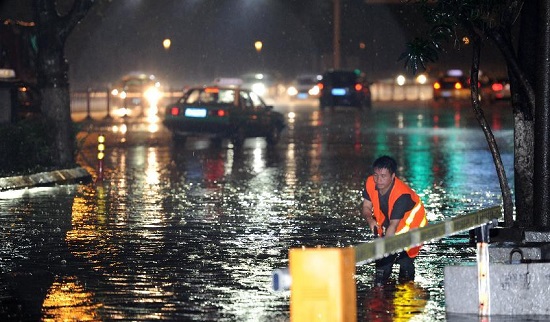 贵阳冰雹暴雨 道路出现严重积水