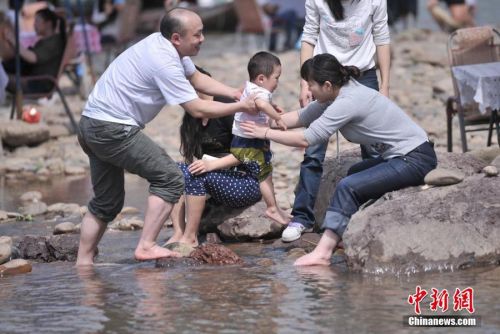 2014年5月5日重庆嘉陵江边不少市民戏水纳凉