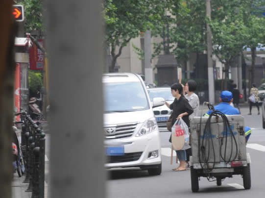 马伊琍为大女儿买学习用品