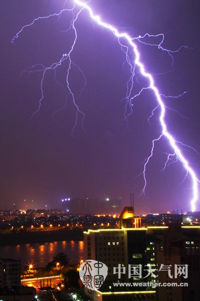 南宁雷阵雨：南宁夜空的闪电