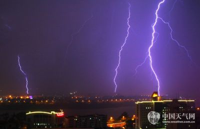 南宁雷阵雨：南宁夜空的闪电