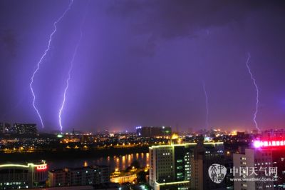 南宁雷阵雨：南宁夜空的闪电