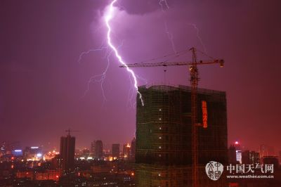 南宁雷阵雨：南宁夜空的闪电