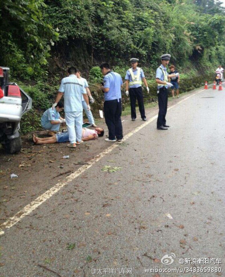 驾校教练飙车撞树