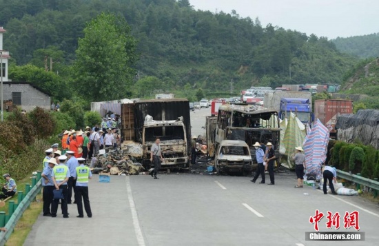 大巴与运酒精货车相撞爆燃