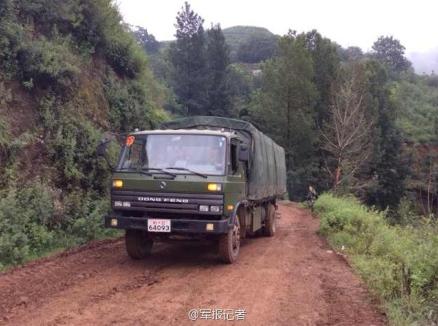 云南地震 武警部队救援人员前往灾区