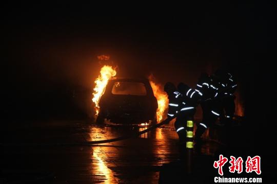 四川广元高速轿车起火