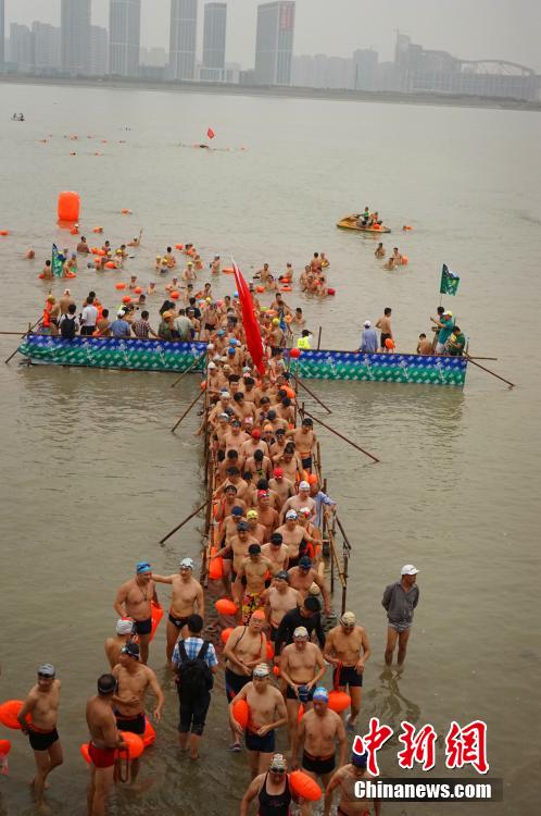 两千多人横渡钱塘江场面壮观