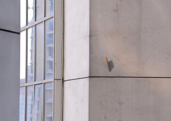 菜刀插入大楼外墙