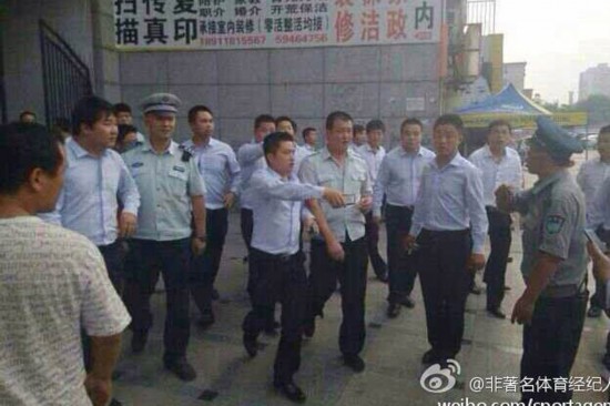 北京10余城管殴旁观执法男子