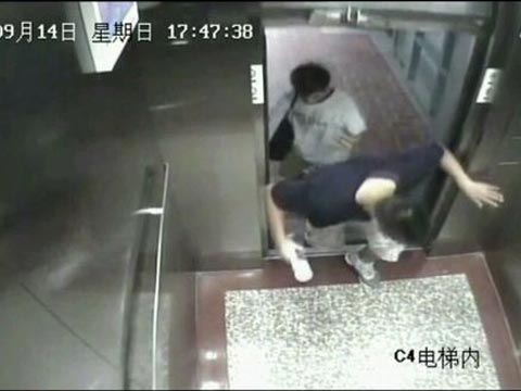 华大电梯事件 大学男生被电梯卡死