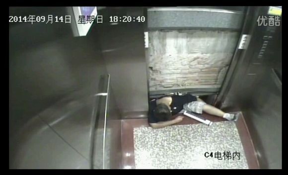 华大电梯事件 大学男生被电梯卡死