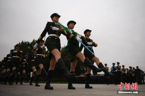 高校女生国旗护卫队举行阅兵