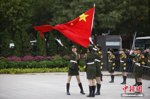 高校女生国旗护卫队举行阅兵