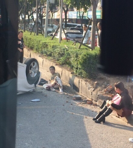 女子穿高跟鞋开车把路边男子脚掌撞断