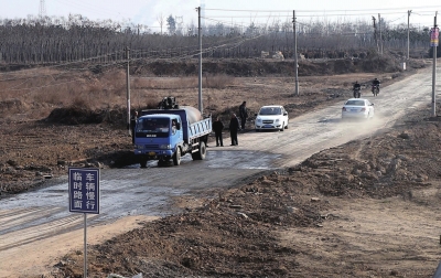 近千米的公路被挖的坑坑洼洼