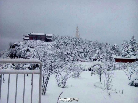 四川峨眉山大雪