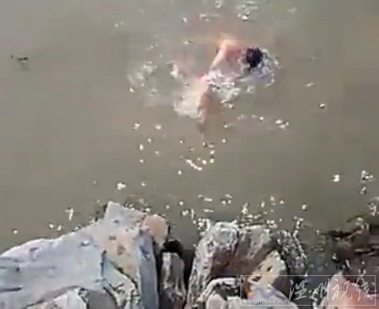 岳阳县一男孩溺亡视频截图