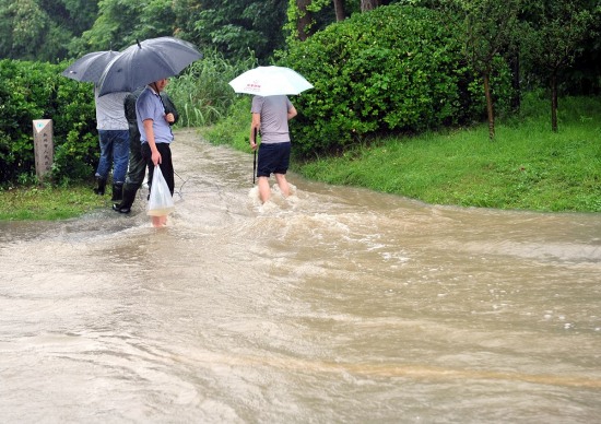 江苏扬州遭遇暴雨