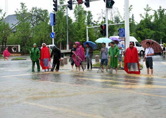 江苏扬州遭遇暴雨