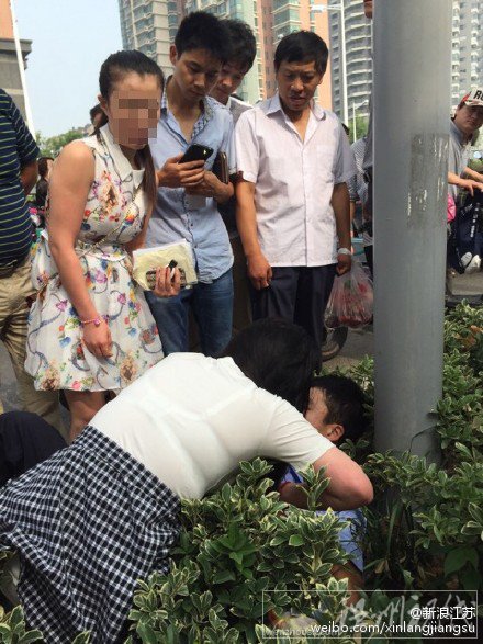 女子直接坐在交警身上抢