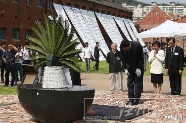 日本前首相在韩国烈士纪念馆下跪