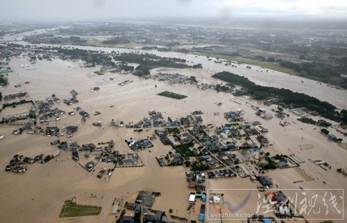 日本境内两条大河决堤致洪水泛滥