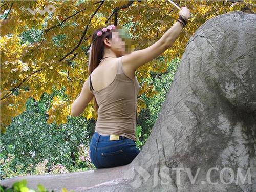 南京女子骑在文物上自拍