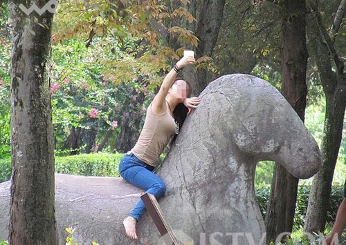 南京女子骑在文物上自拍