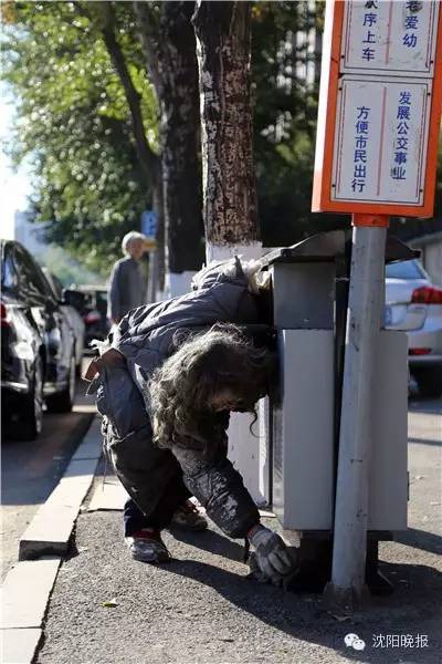 沈阳拾荒老人义务搞卫生：每天坚持擦垃圾桶