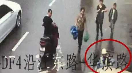 瑞安女司机撞协警