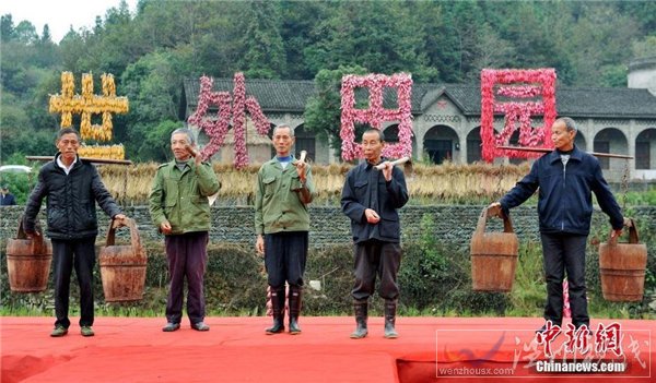 七旬大妈T台秀 农村大妈走T台