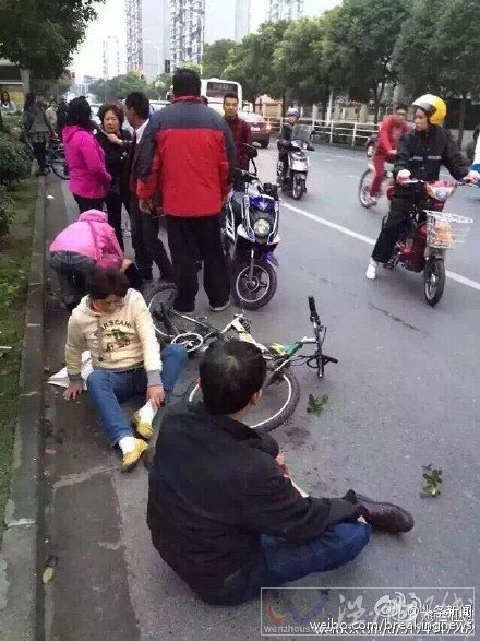 浦东金杨路轿车车祸现场