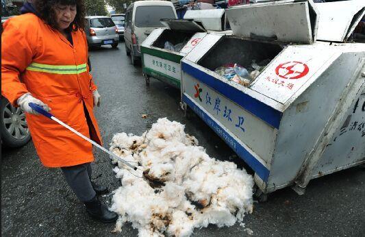 街头卖棉花被烧掉