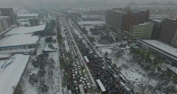 河南暴雪交通堵塞