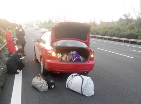 女司机高速路换胎